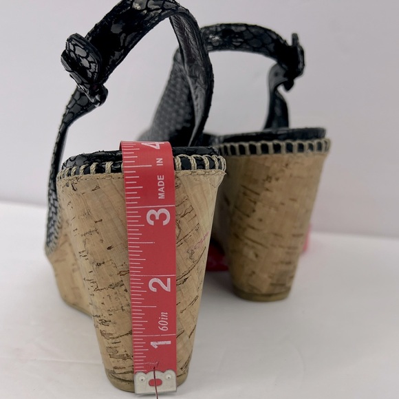 STUART WEITZMAN PATENT SNAKE PRINTED OPEN TOE WEDGE, BLACK, SIZE 8.5M, WOMEN’S - Picture 16 of 16